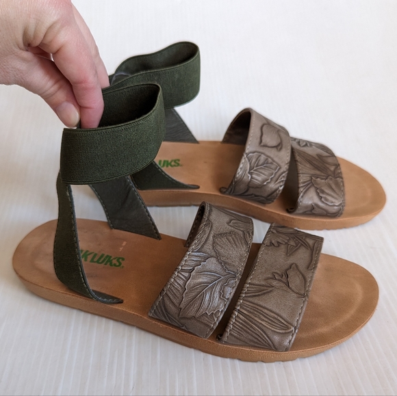 MUK LUKS women's strappy olive green sandals - Picture 5 of 11